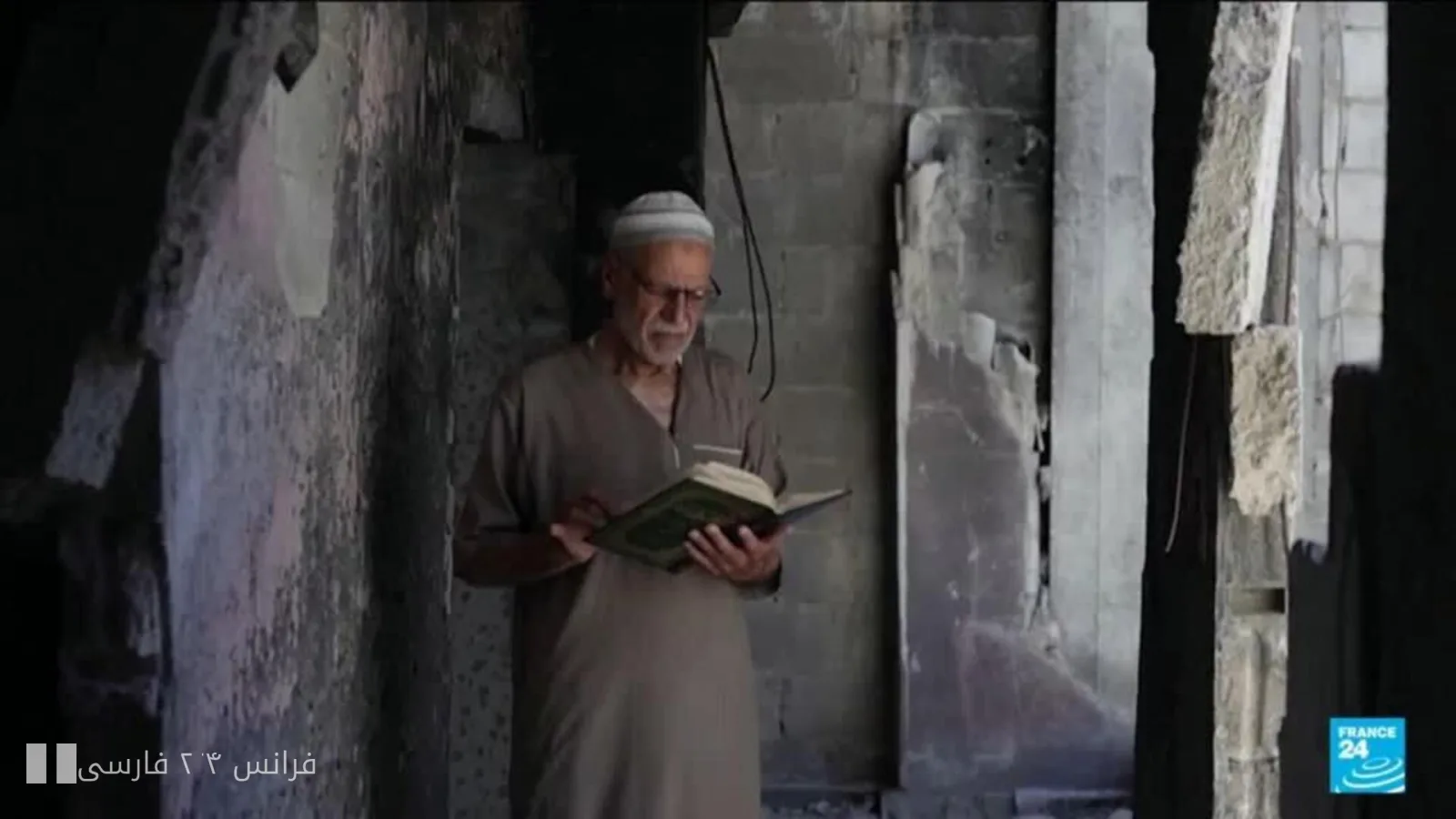 مصطفی خالد الوان با کتابخانهٔ مخفی خود پس از ۱۵ سال reunite شد