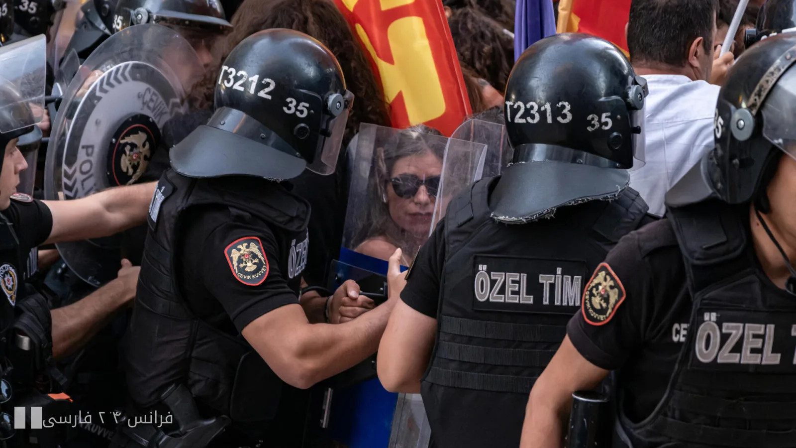 Die türkische Polizei hat LGBTQ-Rechtsaktivisten in Izmir mit Tränengas auseinandergetrieben