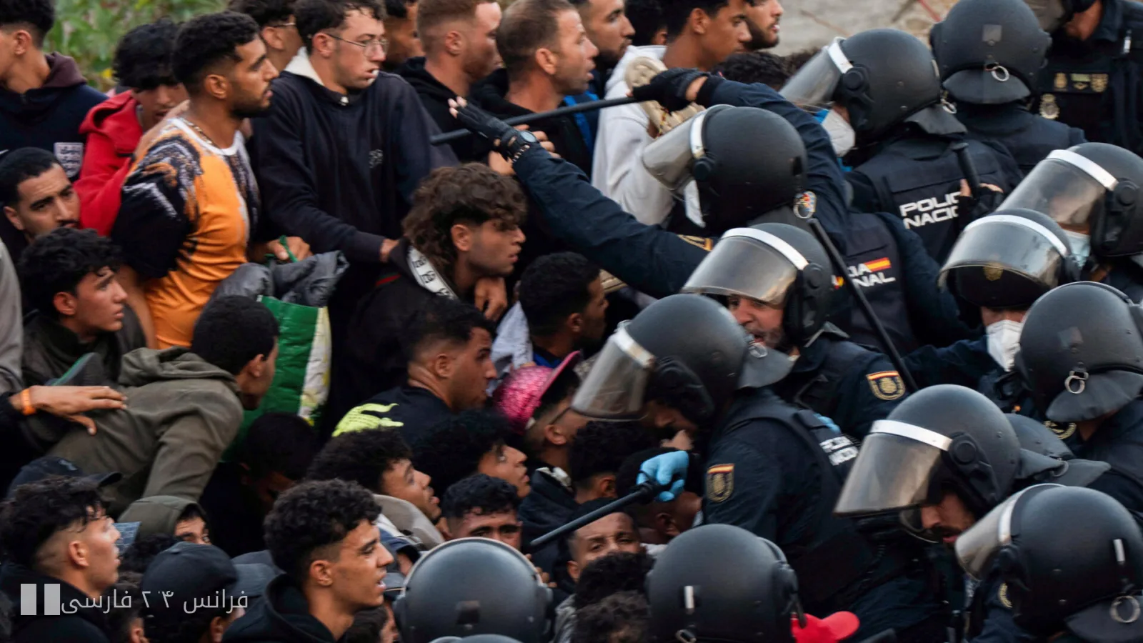 Opération de la police espagnole pour évacuer les migrants des plages de Ceuta