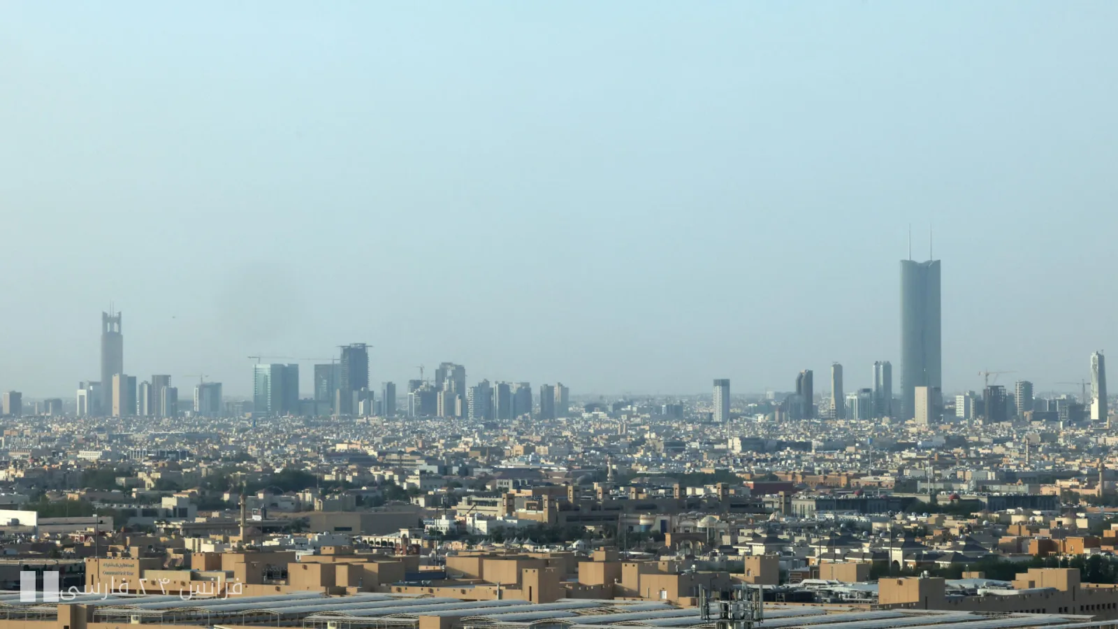 حريق بالقرب من مطار الرياض واضطرابات واسعة في الرحلات الجوية